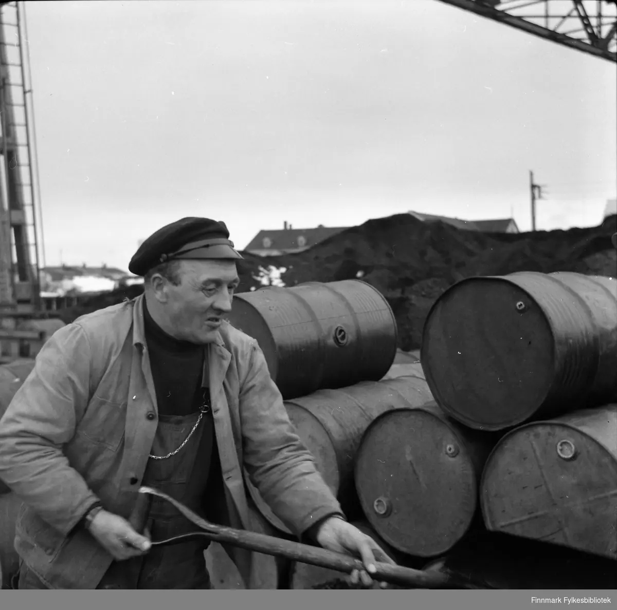 Maskinist Martin Moe på legeskyssbåten "Doktor Holmboe" i Havøysund, 1956.