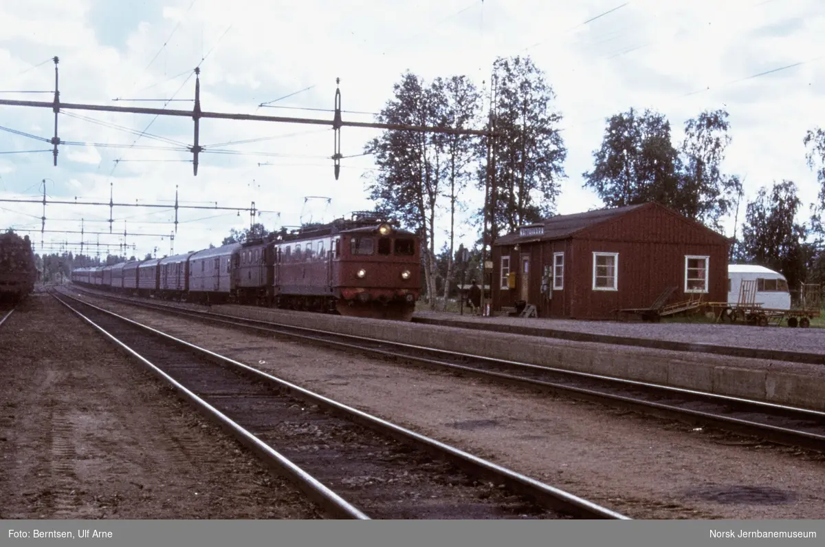 SJ elektrisk lokomotiv type Ma og Da med sydgående hurtigtog på Nattavaara stasjon i Sverige