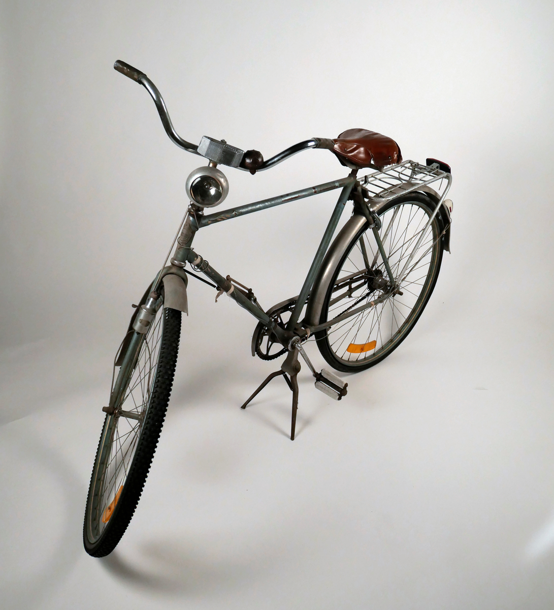 Herrcykel av märket Angus Alingsås. Cykeln har succesivt blivit moderniserad av sin ägare genom åren.