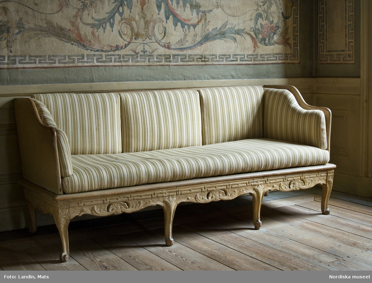 Interiörer från Tottieska malmgården på Skansen. I sängkammaren står en rokokosoffa från 1760- till 1770-tal. Den senare gustavianska soffan i hörnkammaren är signerad av Johan Erik Höglander. Vid 1700-talets slut blev det vanligare att stolsmakarna tillverkade hela möblemang med soffa, stolar och taburetter med likartat utseende och sammanbindande dekor.