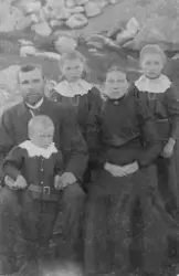 Gruppebilde - familien Henriksø, ca. 1910, 2 voksne og 3 bar