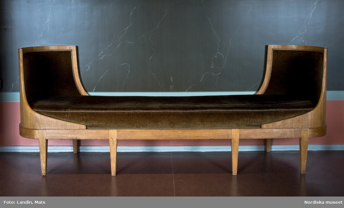 Karmstol och soffa för stadsbibliotekariens sammanträdesrum i Stockholms stadsbibliotek. Gunnar Asplunds karmstol utvecklades senare till en stol i läder och stålrör för Svenska slöjdföreningens styrelserum.