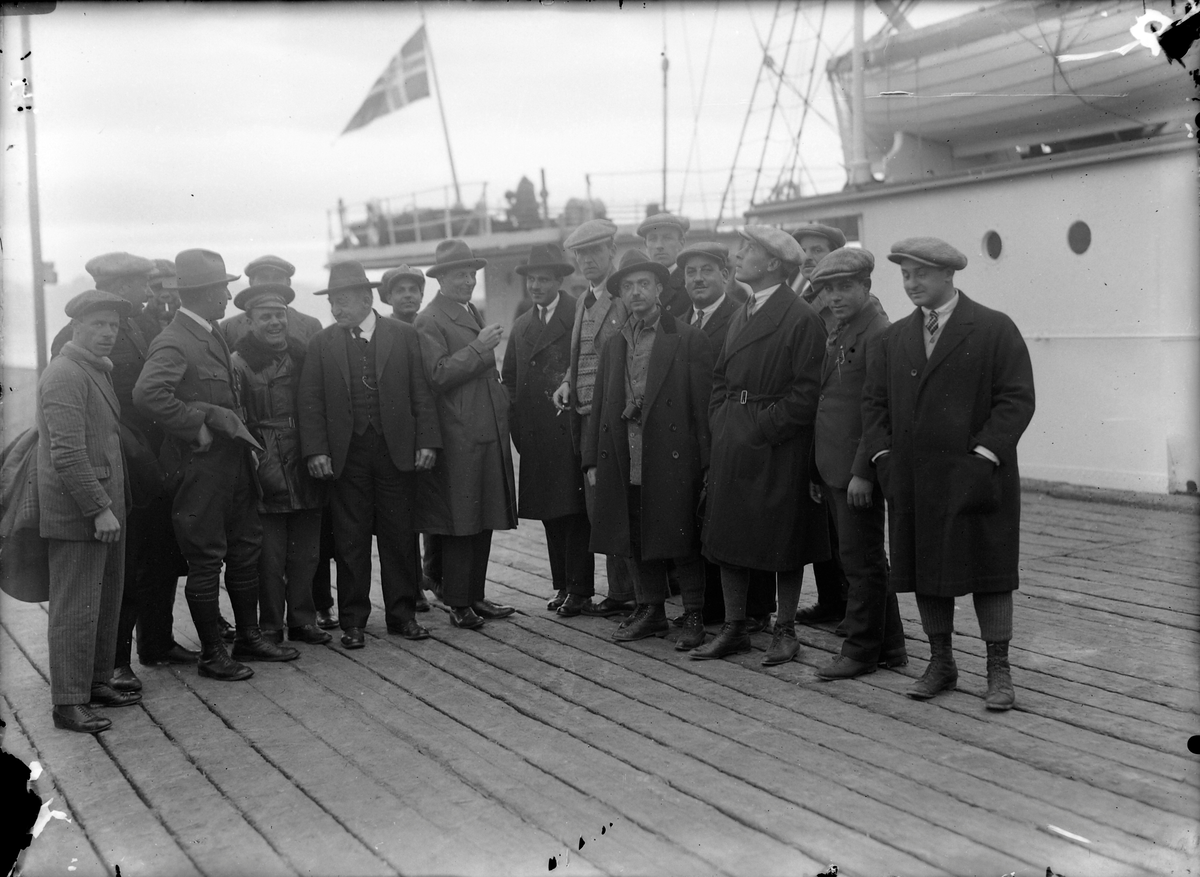 Roald Amundsen og Ellsworth og flere på kaia foran hurtigruteskipet D/S Vesteraalen