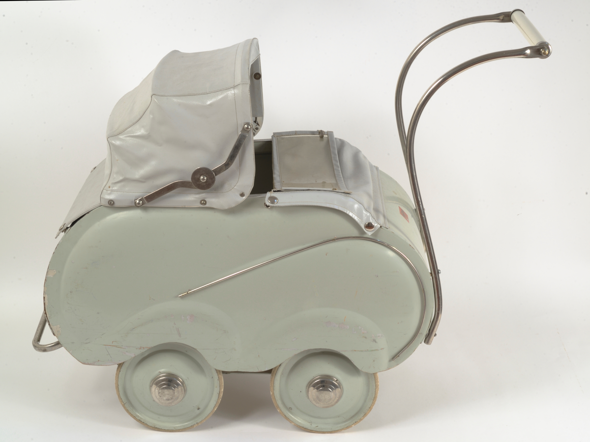Grå dukkevogn av merket Svithun fra 1950-tallet. Hjul av metall og gummi. Kalesje og skvettlær av voksduk/skinnimitasjon.