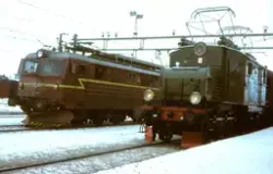 Elektrisk lokomotiv El 1 2011 med veterantog på Hamar stasjo