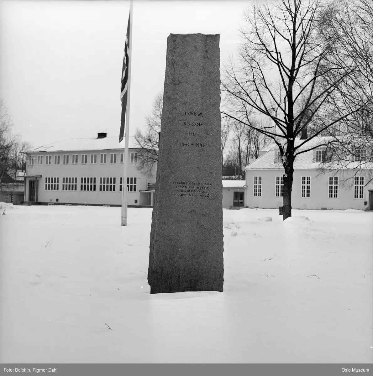 Ris skole, skolegård, minnestøtte over krigens ofre, snø