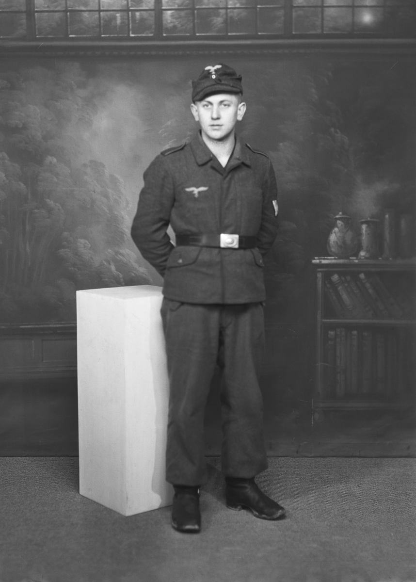 Portrett av tysk soldat. Bestillers navn: Krauss. 6 postkort.  L 51434.  Luftwaffe. "hender på ryggen"