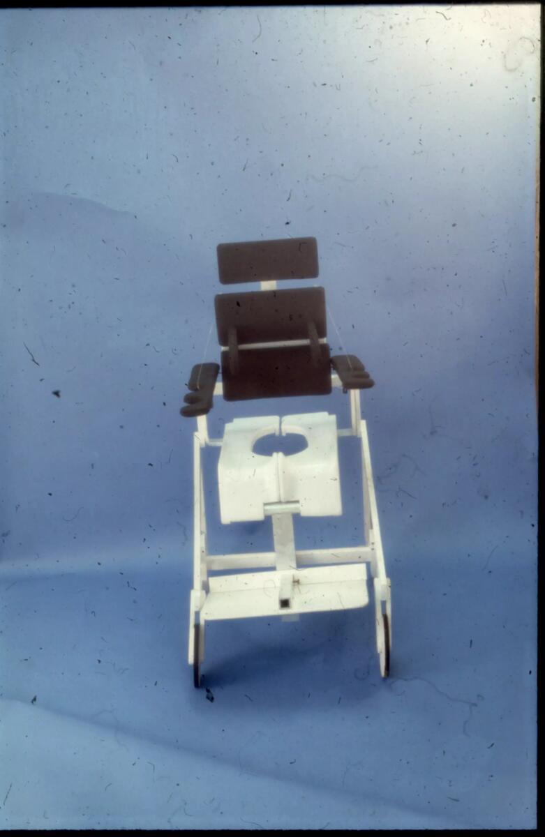 Tripp, toa/duschstol för rörelsehindrade barn och ungdomar. Principmodell i trä. Första fungerande modell i metall och plast. Utförande nummer två, prototyp och färdig modell.