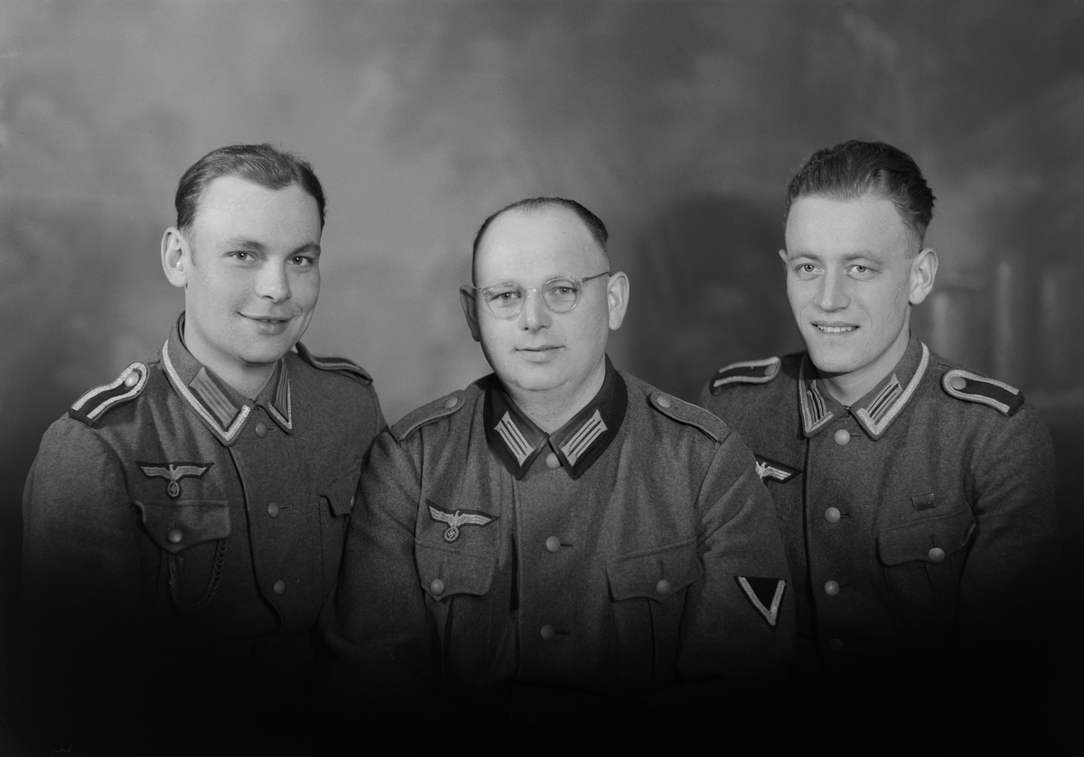 Gruppeportrett av tyske soldater. Bestillers navn: Odner. 6 postkort.
