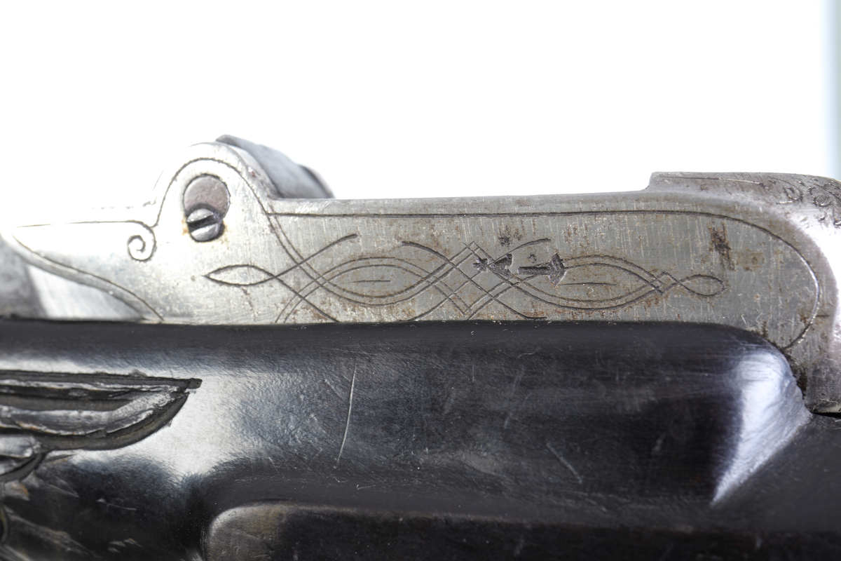 Enskotts salongsgevär i kaliber 9 mm. med kantantändning. Åttasidig blånerad, räfflad pipa med ejektor. Inlaxat pärlkorn på klack av stål, bredare än övre pipfasen, ståndsikte, även detta av stål. På pipans översida vid pipbasen stämplat en oval med "ML" och kunglig krona, på vänster sida "3569". Pipan fäst med en skruv underifrån genom framstocken samt med två skruvar underifrån i låset. Förnicklat lås, hane med nätskuret fingergrepp. Svagt böjd på framsidan rundad avtryckare. Halvstock i svärtat trä, plana ytor av ett låsblecksform på båda sidor. Framstocken rikligt snidat. Beslag av stål är en bakplåt med två fästskruvar, avtryckarbleck med konturerad främre del fäst med skruv inifrån låsurtaget. Varbygel med främre stolpen intappad i avtryckarblecket, kluven bakre stolpe, nedåtsvängd bakre arm i två delar.
Inskrivet i huvudkatalogen 1974.
