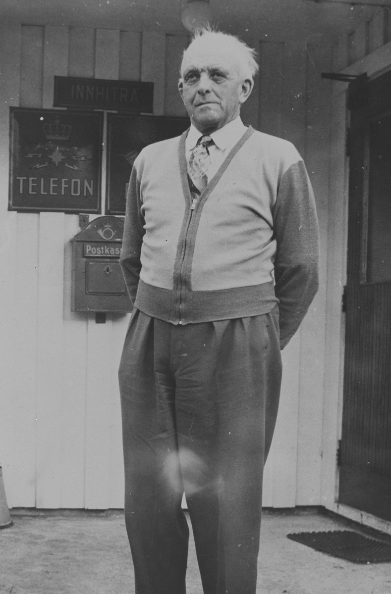 Ørnulf Strøm står ved Innhitra postkontor, 1967