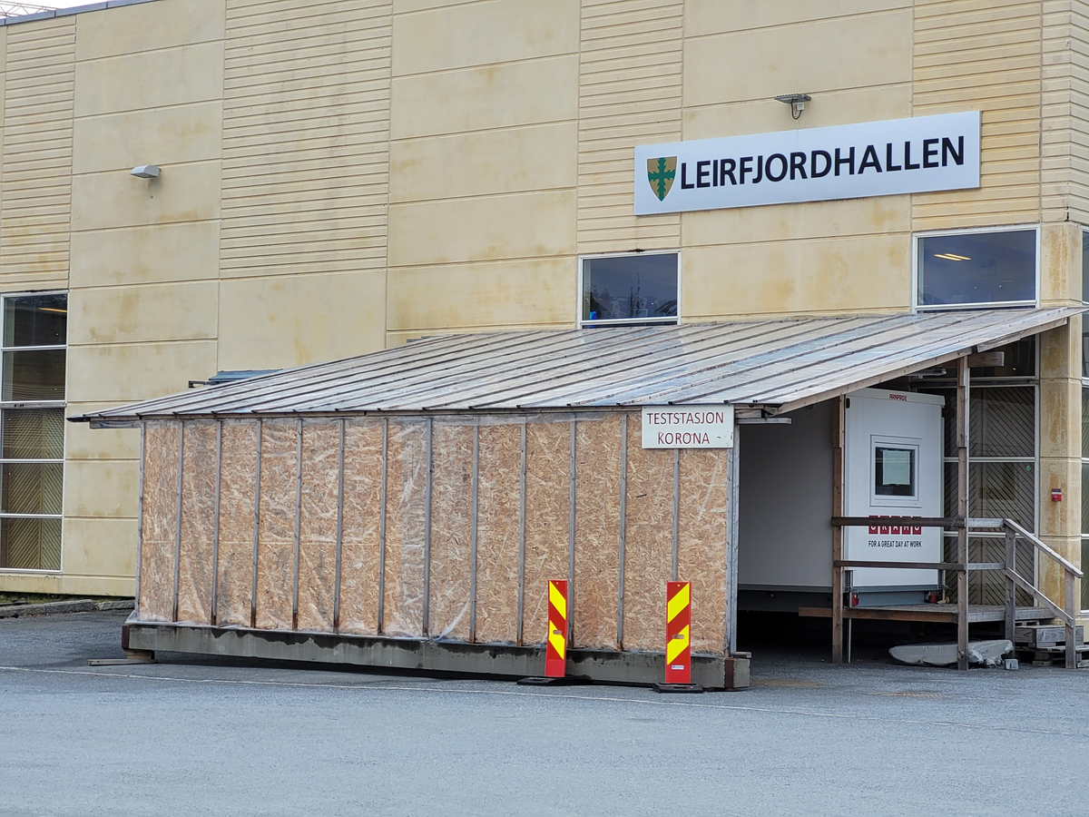 Leirfjord, Leland. Testsjasjonen for Korona som ble bygget på Leland utenfor Leirfjordhallen og legesenteret i forbindelse med Koronapandemien fra 2020-2022. Her kjørte bilene inn under taket og helsepersonell kom og testet mens personene satt i bilen.