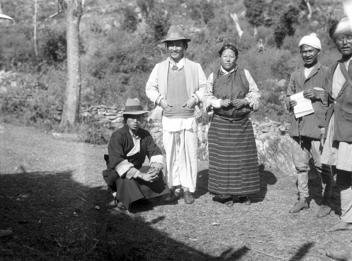 Gruppeportrett av en kvinne og hennes to menn, i Sikkim 1933.