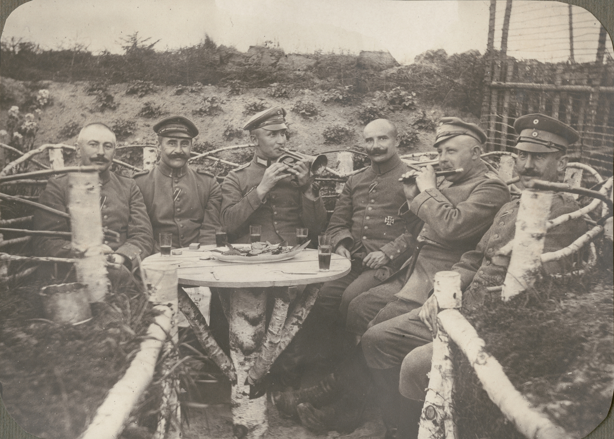 Text i fotoalbum: "Sommaren 1916. Ryssarna skjuta ej, man roar sig"