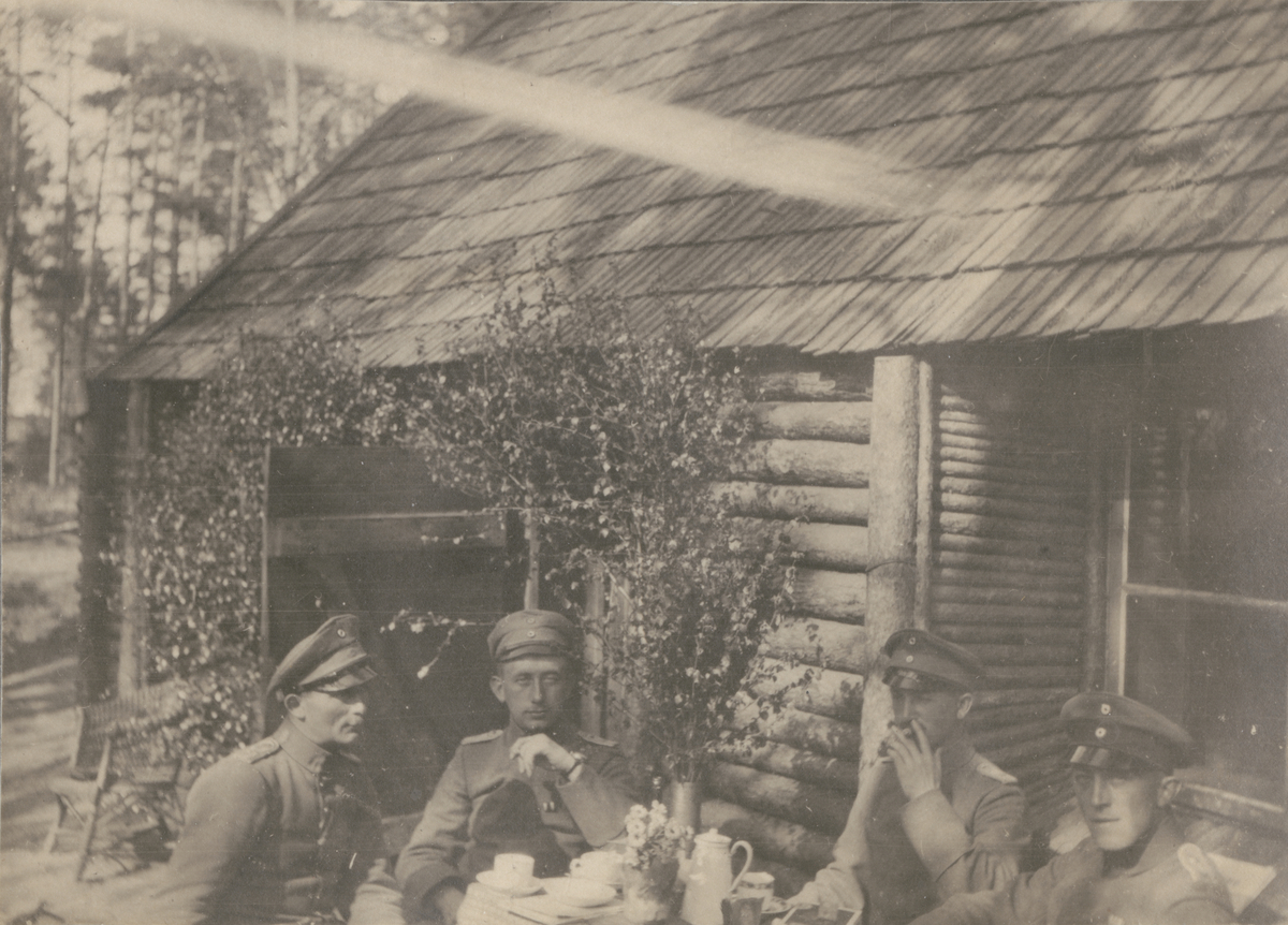 Text i fotoalbum: "Juni 1917. Zorndarf helt och hållet byggd af manskap från Ldst. Inf. Regt. X. Vid morgonkaffet utanför mitt kvarter".