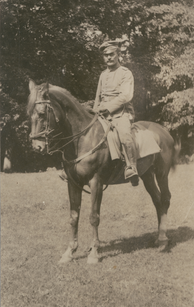 Text i fotoalbum: "September 1918. Feldw. Leutn. Zimmerman på Bella."