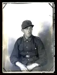 En tysk soldat i uniform.Bergjeger. Atelierfoto.  Bild eines