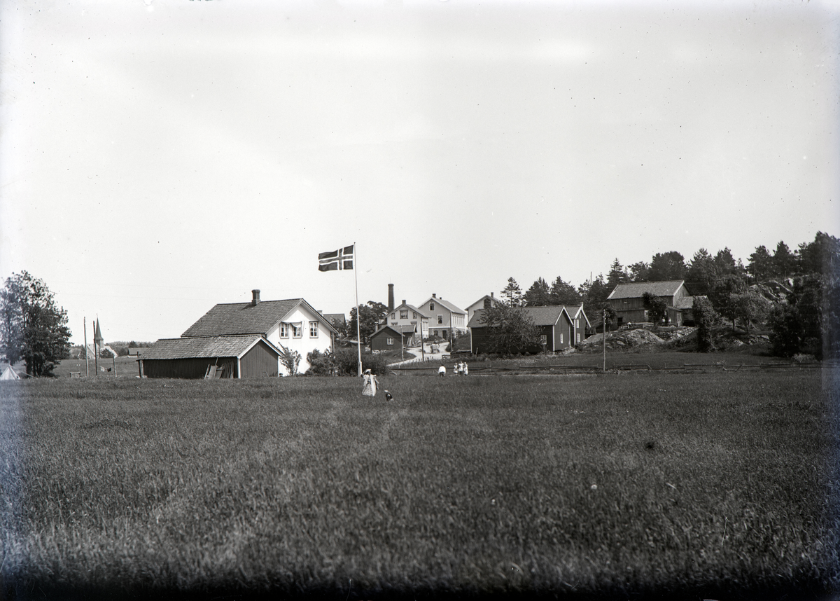 Aust-Agder, Arendal kommune, kirkespiret til Øyestad kirke til venstre, Rykene,