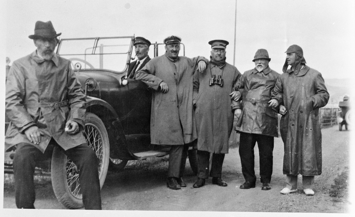 Gruppebilde. Menn på biltur til Bygdin ca. 1921. Fra venstre: Edvard Lunde, Elling Ellingsen, Albert Trogstad, O.Enger, Per Fauchald Lie, ukjent. Bilens eier var Albert Trogstad, og bilmerket var Paige.