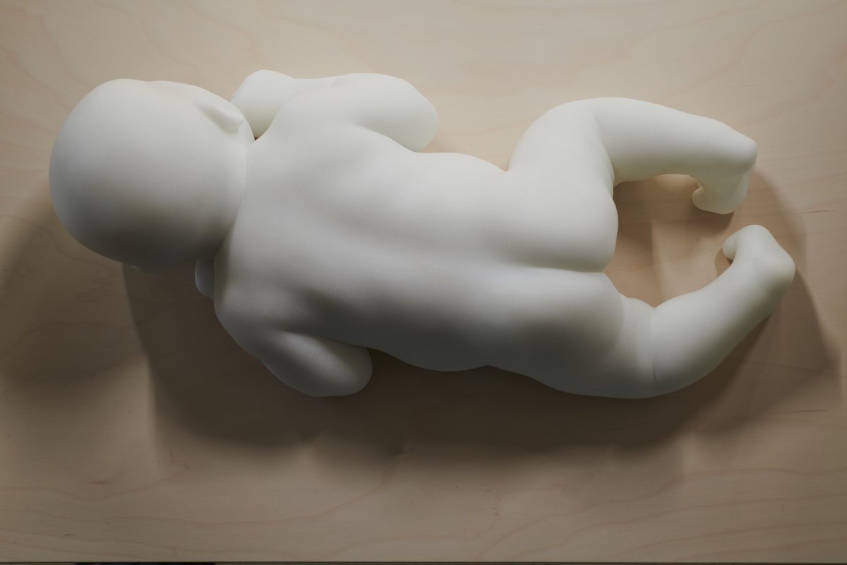 Dei tre små marmorskulpturane førestiller babyar. Dei ligg verken på sokkel, på ei pute eller i ei seng, og dei er heller ikkje idealiserte. Dei liknar små menneske. Fagerås bruker vanlege menneske og kvardagslege situasjonar som modellar for kunstverka sine. Skulpturane er kjøpte inn spesielt for Haukeland og Glasblokkane.

Håkon Anton Fagerås (f. 1975) jobbar med skulptur i eit klassisk figurativt formspråk, og er ein av få samtidskunstnarar som arbeider i marmor og høgg ut skulpturane sine sjølv.