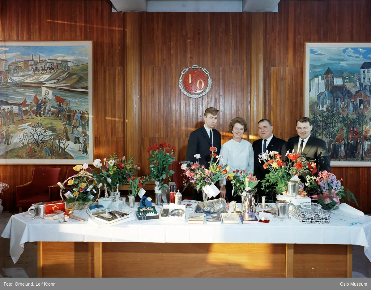 Folkets Hus, interiør, 60-årsdag, menn, jubilant, kvinne, blomster, gaver