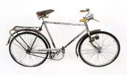 Sykkel. Sykkelen er laget av Albert Larsen, Elverum. Larsen 
