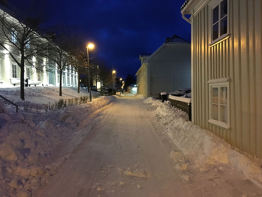 En vintergata i Gränna med snövallar på bägge sidor av gatan. Det är Bergsgatan söderut, tisdag morgon kl 07.41 den 16 januari 2024.