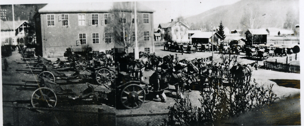 Tyske soldater foran Nesbyen gamle skole
Oppstilling av tyske hærstyrker med hester og kanoner ved Nesbyen gamle skole (revet i 1971). Skolen  ble brukt som forlegning for tyske soldater i 1940.
