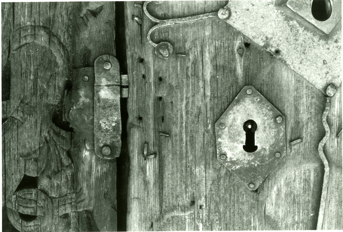 Dør med lås fra Torpo stavkyrkje
