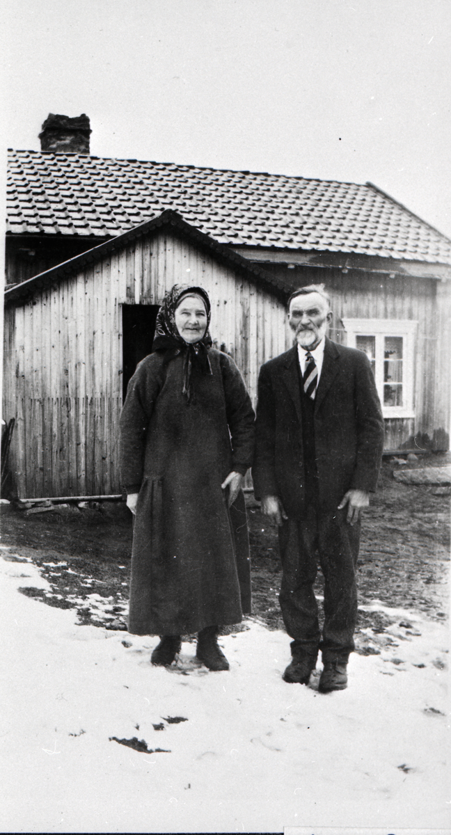 Familie. F.h. Halgrim Sveinsson Høllo (1853-1939) og Kari Jørgensdtr. Høllo (1865-1953), f. Høva (øvre). Hun vokste opp i Øygarden i Rukkedalen da faren kjøpte Øygarden.
