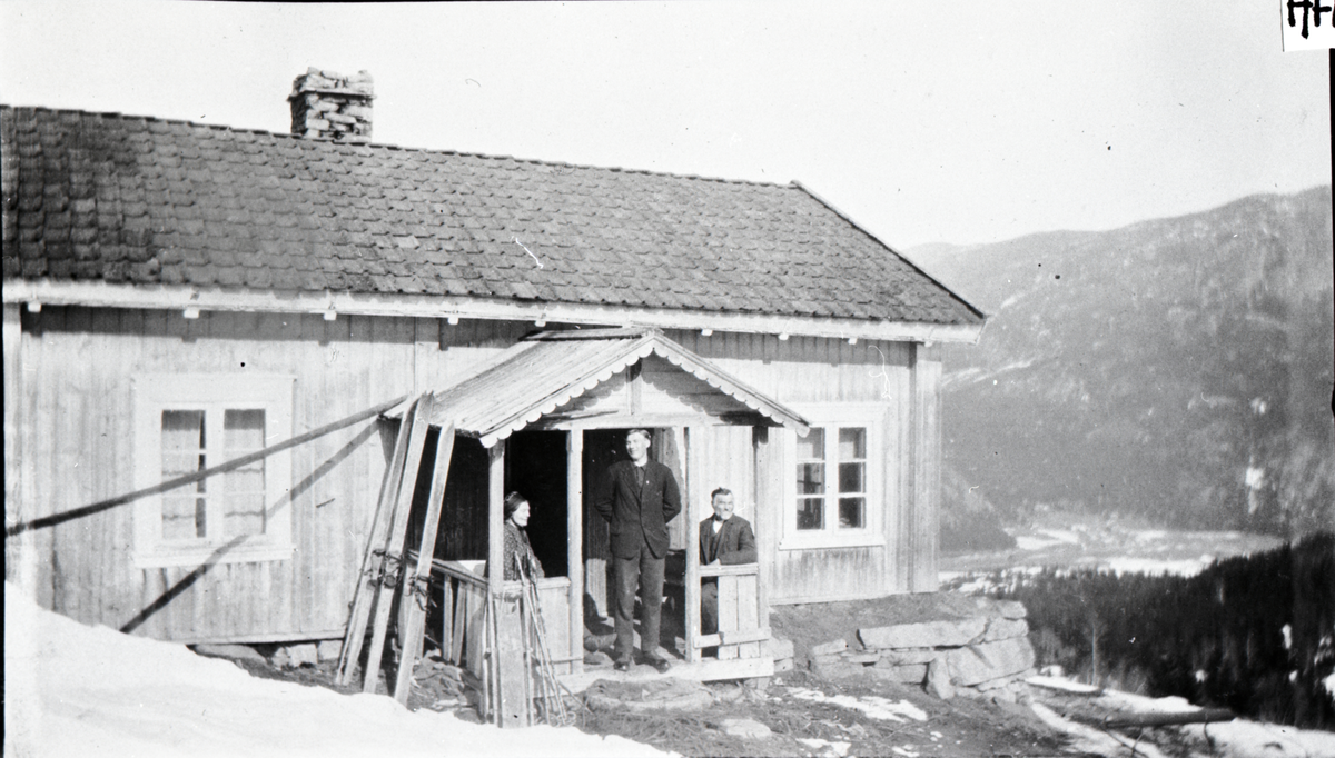 Våningshuset i Høllo
Kari Jørgensdatter Høllo (1865-1953), Svein Halgrimsen Høllo (1893-1977) og Halgrim Sveinsson Høllo (1853-1939).
