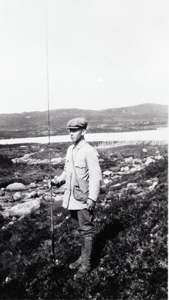 Fisker
Fluefisker Svein Lunde Sveinsson (1906-1988) ved Trulsåne, Buvasslie.

