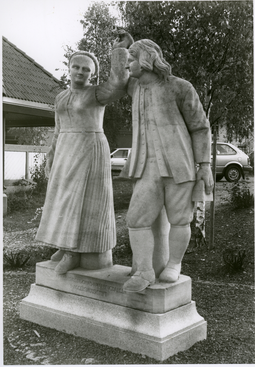 Garnåsstatue, kvinne og mann på Indre torg

