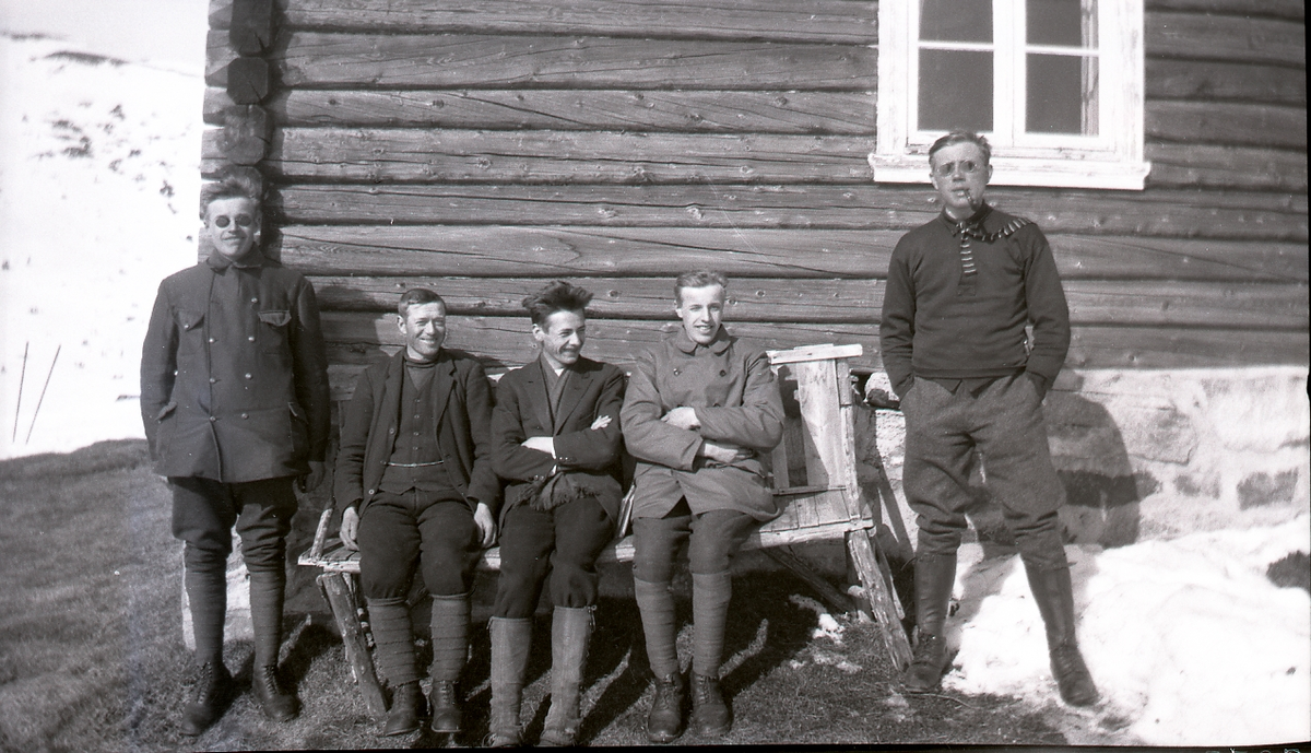 Gruppe utenfor hytte
Påsken 1923 utenfor Brennebui, Imle.
Fra v. Oluf Rustand, ukjent,  Erik Brenno,  Ola Rustand og  bymann Ivar Lund (leide Teigebui en periode).
