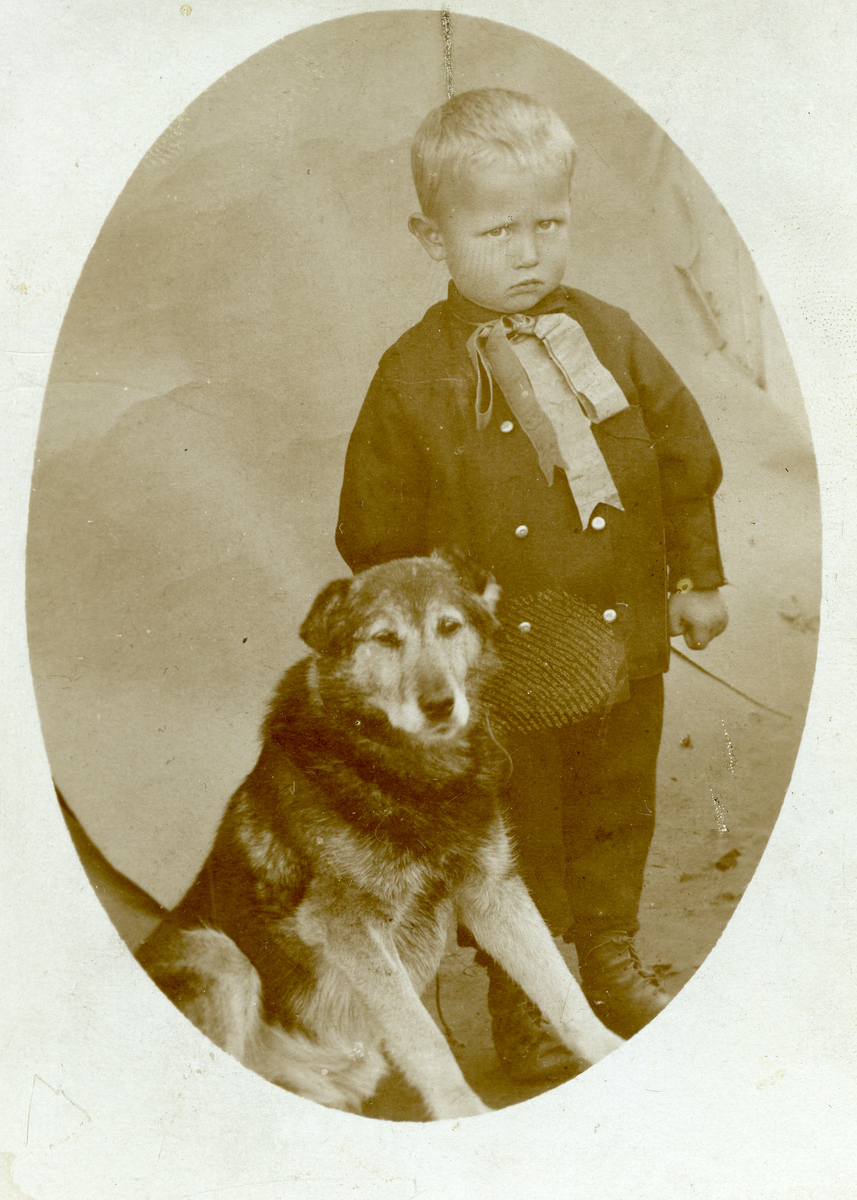 Portrett av en gutt med hund

