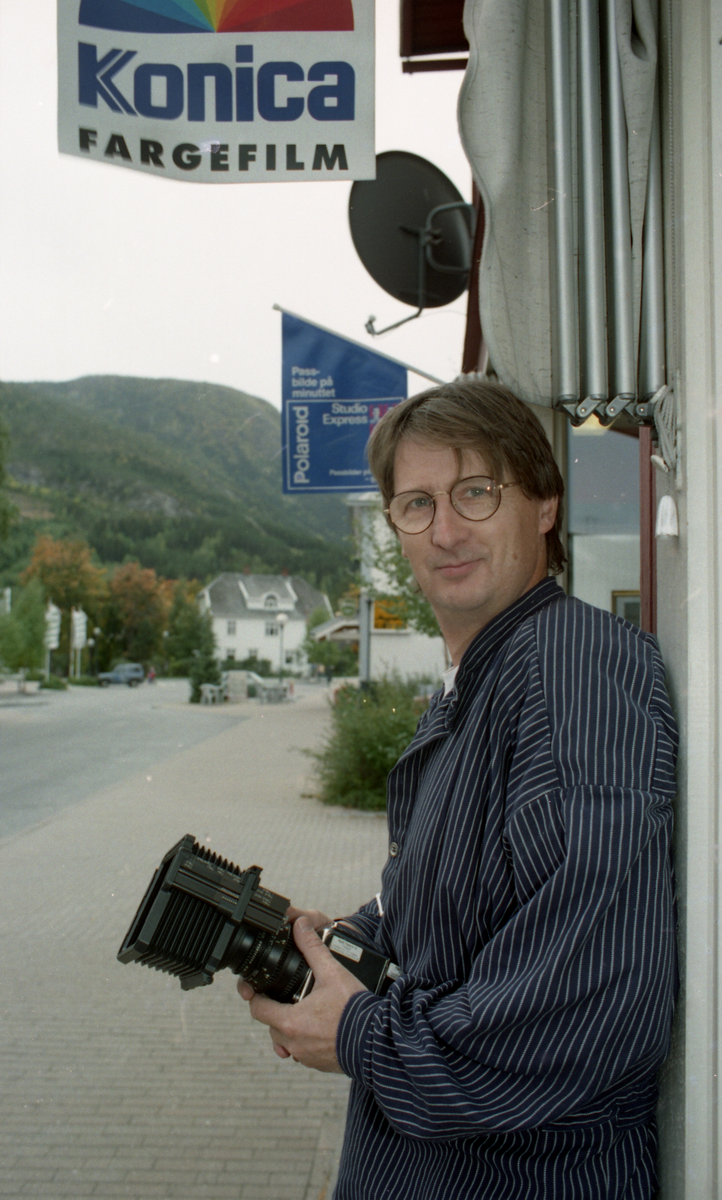 Portrett av formann Handelsforeningen på Nesbyen, fotograf Kjell Todvin utenfor sin butikk i Stasjonsvegen.
