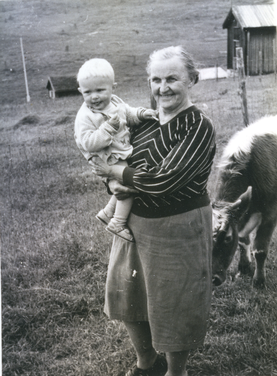 På stølen.
Kari Brenno med barnebarnet Amund Brenno på armen.
