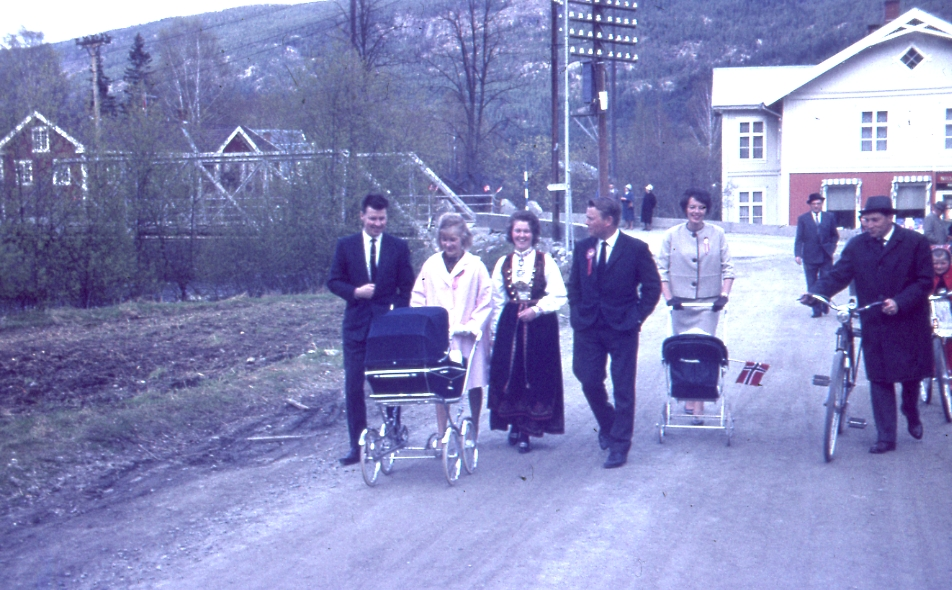 17.mai
17. mai 1965. Møllevegen. Fra v.: Knut Myrann, Nr 2 og 4 fra venstre er et par fra Lier, Nr 3 er Evelyn Myrann,  Hedvig Hanserud med Sjur i barnevogna. Gamlebrua i bakgrunn, tre år før ny bru.
