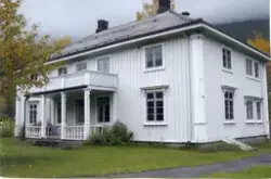 Bygg
Villa Elverhøy (Kjørstadhuset) fra 1926. Fin empirestil