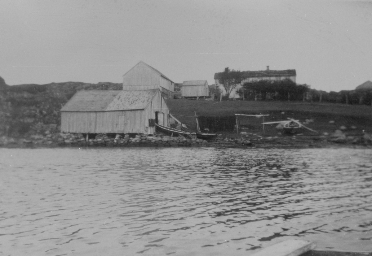 Gården Skipnes på Melandsjø, Hitra, sett fra sjøen