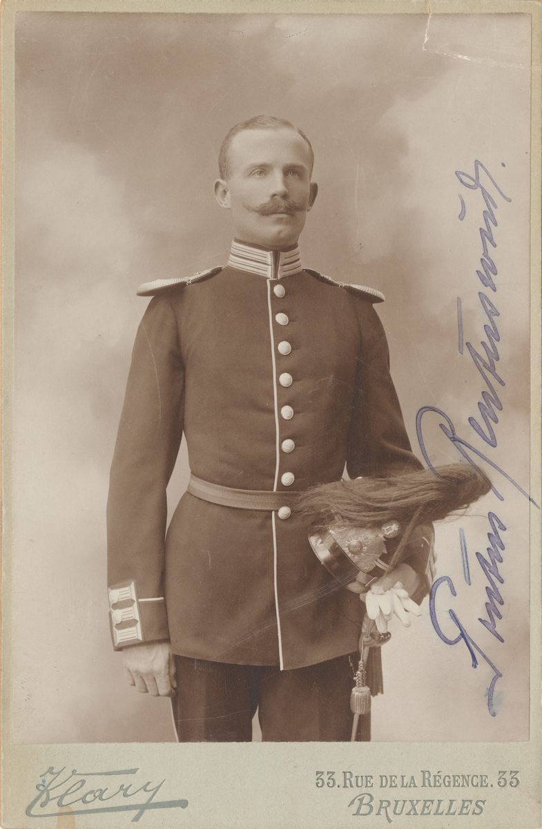 Porträtt av Pontus Reuterswärd, löjtnant vid Första livgrenadjärregementet. Tjänstgjorde i belgiska och holländska arméerna 1902-1903.