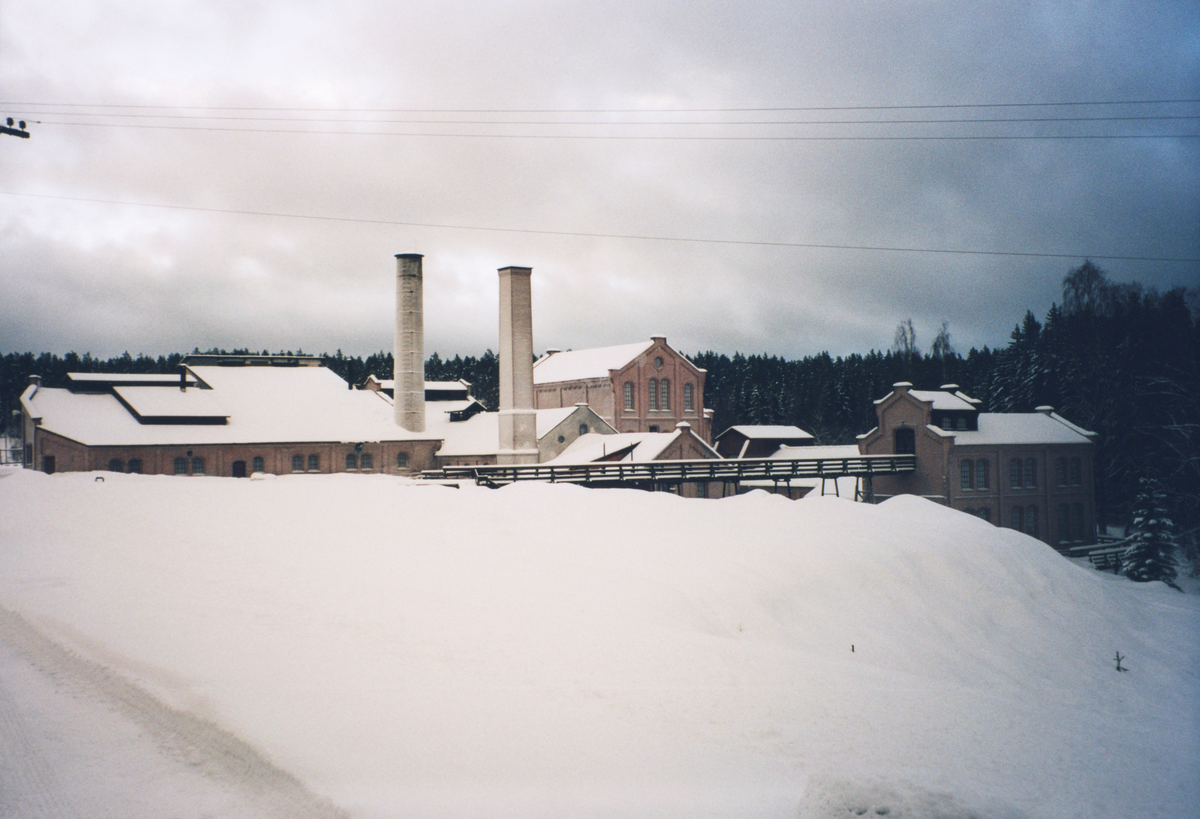 Vinter ved den nedlagte papirfabrikken på Klevfos, Ådalsbruk i Løten, Hedmark.