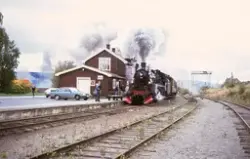 Damplokomotiv 26c nr. 411 med veterantog ved Hov stasjon på 
