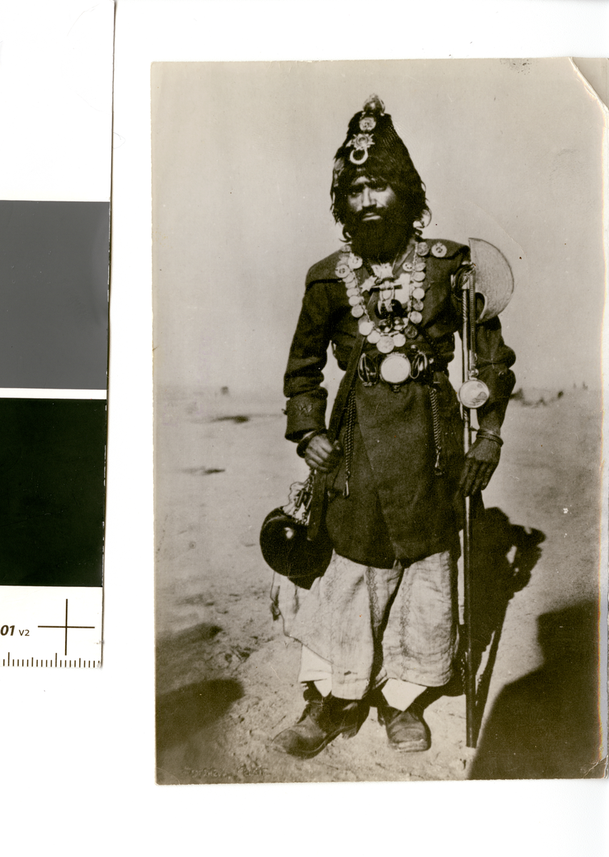 Portrett av en Persisk Dervisj (pilgrim). Fotografi tatt av/ samlet inn av Elisabeth Meyer fra reise til Iran 1929.