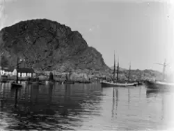 Bildet viser 2 galeaser, en jakt og noen mindre båter på Sta
