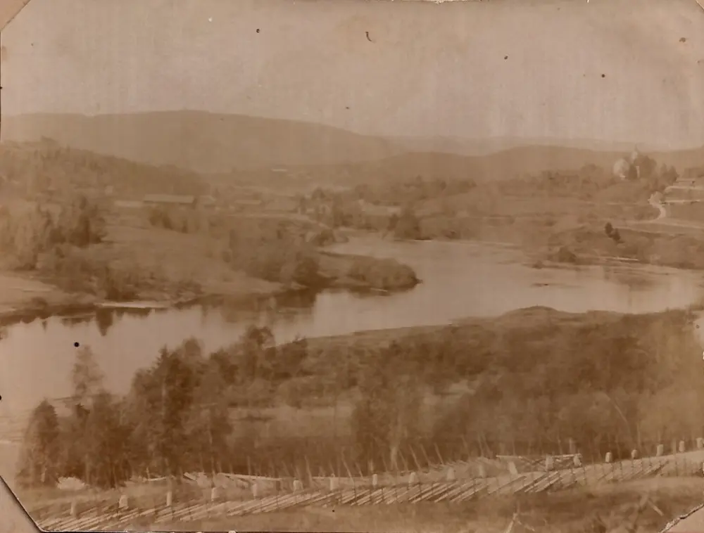 Utsyn over Prestfoss, med bebyggelsen på Sigdal Nikkelverk (1874-79) synlig på holmen til venstre.