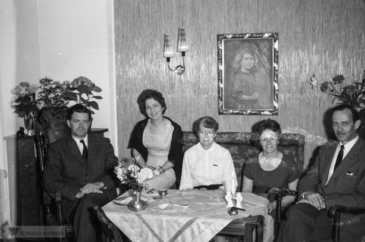 Hjemme hos Fam Stang..«Fru Stang sin gravferd»..Fra begravelsen til Kari Sofie Valle g. Stang f.19.09.1882 d.14.04.1960