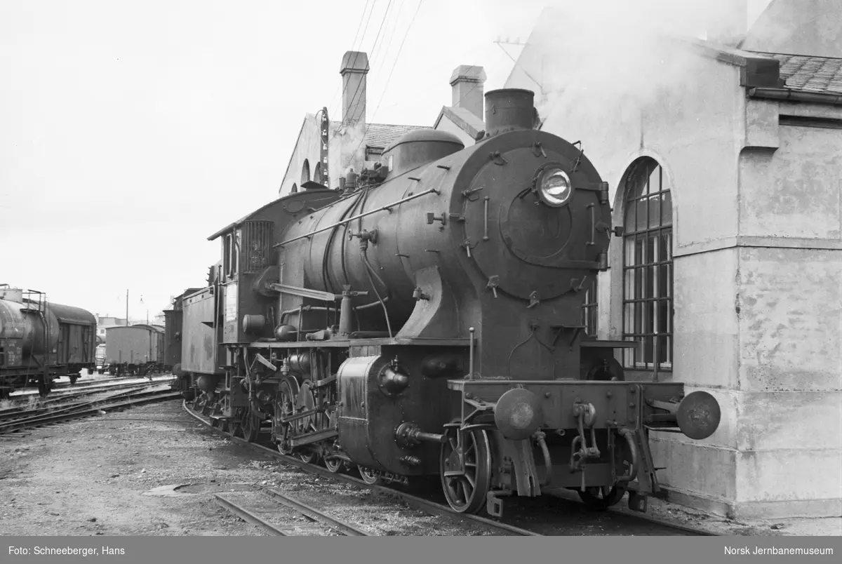 Damplokomotiv type 33a nr. 300 utenfor lokomotivstallen på Bergen stasjon