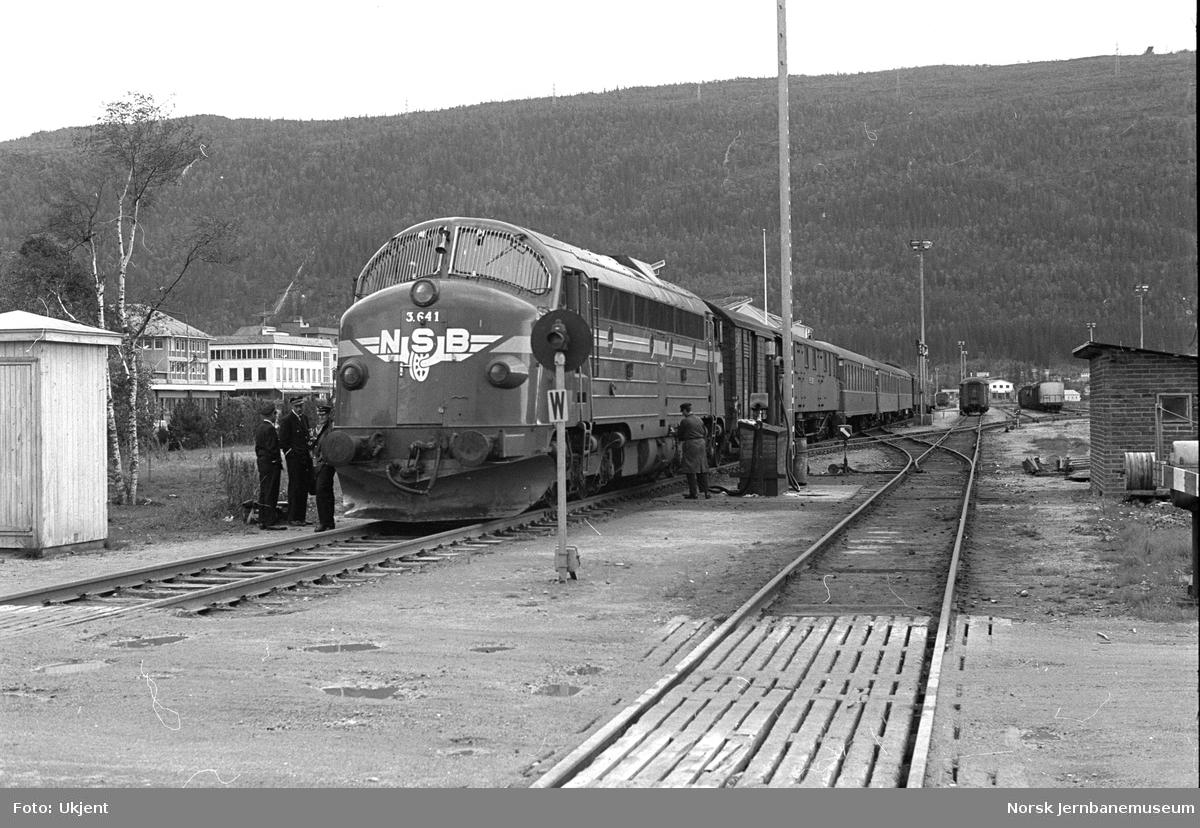 Diesellokomotiv Di 3 641 med dagtoget fra Trondheim til Bodø, tog 451, på Mo i Rana stasjon