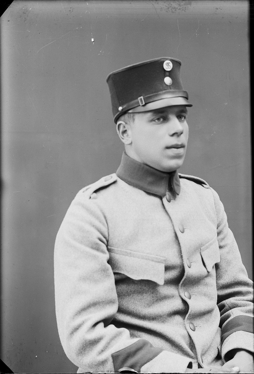 Ateljéporträtt - man i uniform, Alunda, Uppland